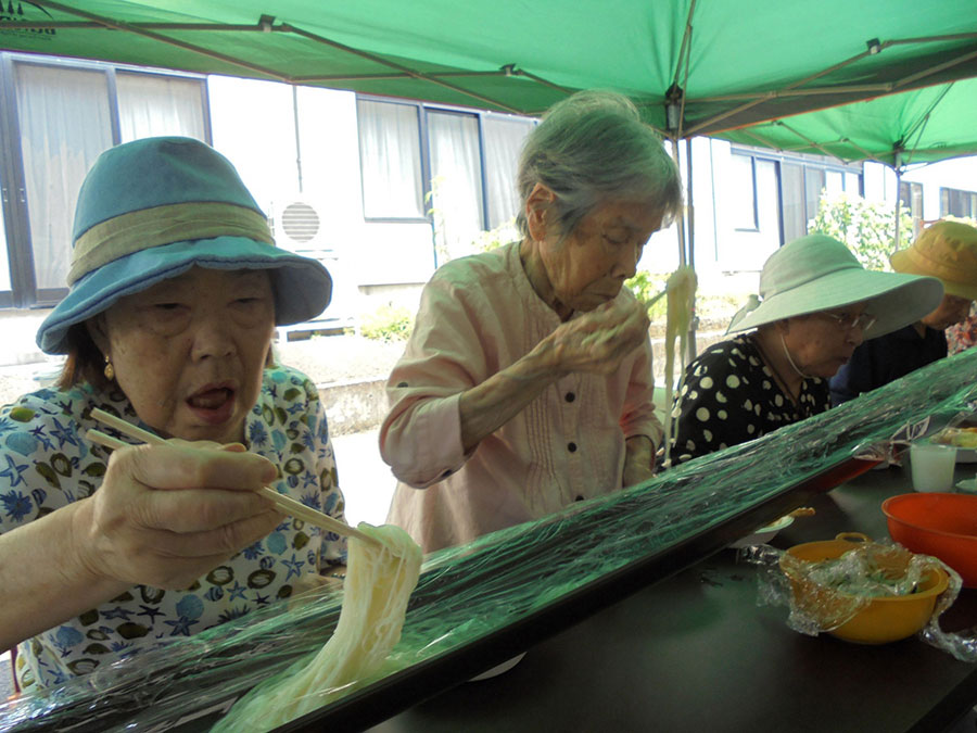 流しそうめんの時の写真です。普段、食の細い方でもこの時は、沢山召し上がられていました。