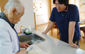 利用者様がご一緒にお料理をすることもあります