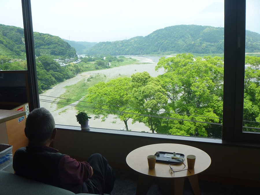 その方に応じた個別の外出や仲の良い方たちでの外出を職員と入居者様で決めて楽しくドライブ、ランチを楽しんでいます。写真は個別外出で富士川楽座に行った時のお写真です。